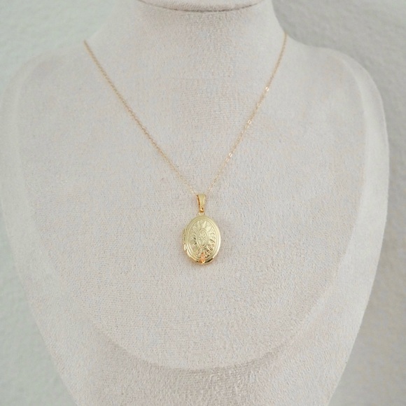 LucyMint Jewelry | Ornate Oval Gold Locket Necklace - Picture 2 of 5
